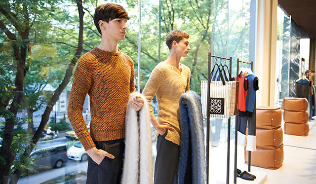 グランドオープン前日に「カサ ロエベ 表参道」でおこなわれたプレゼンテーションでは、パリで発表されたコレクションを、そのままに再現