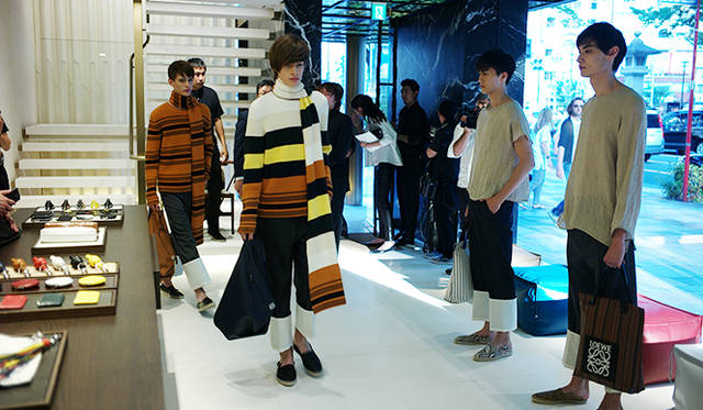 今回のキーモチーフのひとつである、ブラックとテラコッタのボーダーを、大胆にニットウェアへ採用