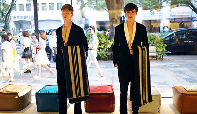 テーラードのルックも、リラックスしたシルエットで。ボリュームのある大判ブランケットとともにコーディネイト