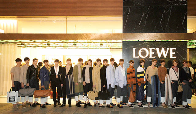 プレゼンテーションのフィナーレでは、総勢18名のモデルが会場となった「カサ ロエベ 表参道」をバックに登場した