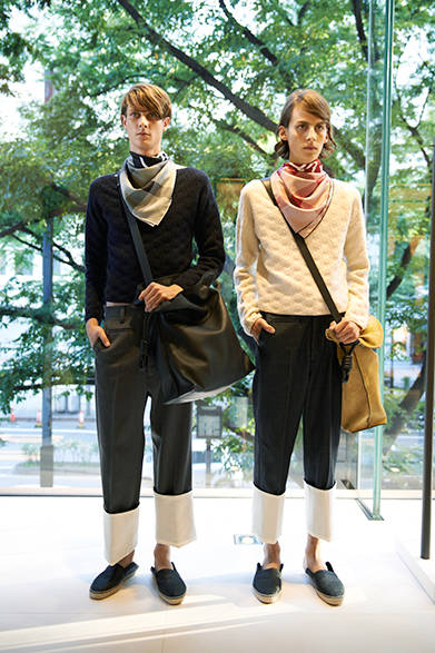 網目状の模様に編みたてられたカシミアのニットは、短めの着丈が特徴。ロエベのアイコンバッグ「フラメンコ」とともに