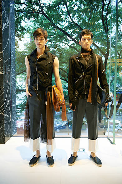 ライダースジャケットも、独自の織り地で製作することで、ユニークな表情に。大きくロールアップしたボトムスが、唯一無二のスタイルへと方向づけている