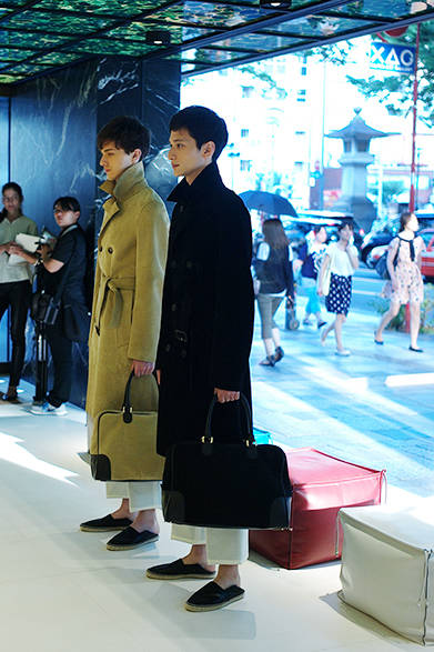 特徴的な一枚仕立てのトレンチコートにも、ロエベのコンテクストを受け継ぐシグネチャーカラーである「オロ」を使用