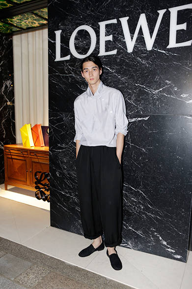 オープニング レセプションへ来場したモデルの柳俊太郎