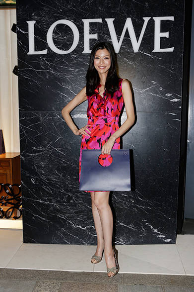 オープニング レセプションへ来場したモデルの生方ななえ