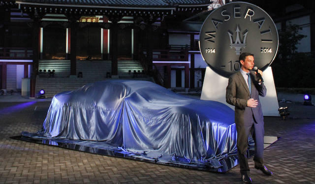 100周年ロゴの刻まれた桐箱のなかには、黒と朱で対となった本漆塗の利休茶棗には、マセラティのトライデントがあしらわれる