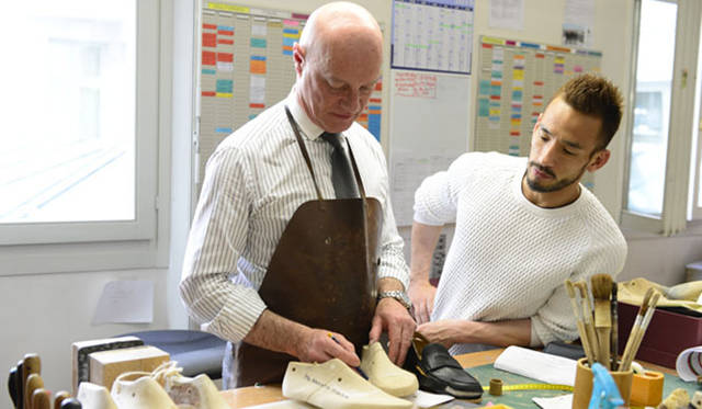 <strong>JOHN LOBB｜ジョンロブ</strong>　左／ジョンロブ マスターラストメーカー フランソワ・マドニーニ氏、右／中田英寿さん