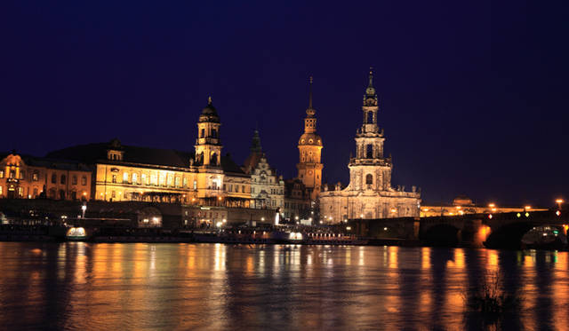 ドレスデンの夜景。奥が旧市街で手前を流れるのがエルベ川