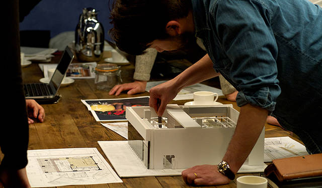 「ピルエット」の内装を手がけたのは、デザイン・設計事務所「DAIKEI MILLS」代表、そしてオルタナティブスペース「VACANT」を運営する一人、中村圭佑氏