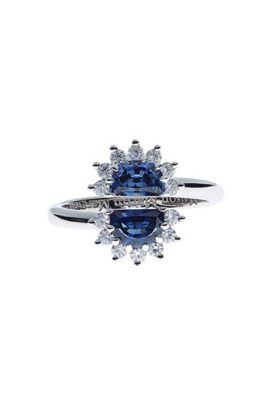 <strong>Maison Martin Margiela｜新作ファインジュエリー、「ヘリテージ」コレクション発表 </strong><br />Deconstructed necklace in white gold set with diamonds and sapphire 28万円（税抜）