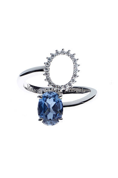 <strong>Maison Martin Margiela｜新作ファインジュエリー、「ヘリテージ」コレクション発表 </strong><br />Split ring in white gold set with diamonds and sapphire 69万円（税抜）