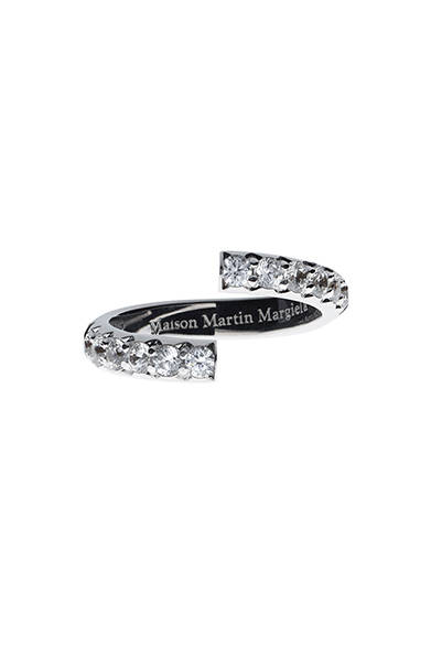 <strong>Maison Martin Margiela｜新作ファインジュエリー、「ヘリテージ」コレクション発表 </strong><br />Deconstructed ring in white gold set with diamonds and sapphire 45万円（税抜）