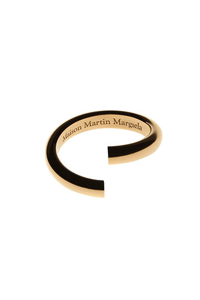 <strong>Maison Martin Margiela｜新作ファインジュエリー、「ヘリテージ」コレクション発表 </strong><br />Split bracelet 2.5mm in yellow gold 29万円（税抜）