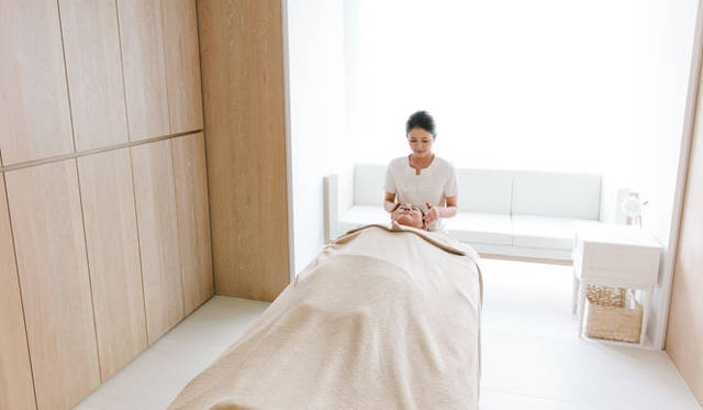 2階　SONOKOの化粧品を贅たくに使用し、羽が触れるような優しい施術“SONOKOタッチ”で肌本来の力を引き出す新サービスも登場