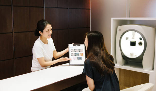 2階　プチフェイシャルコーナーで15分間、おすすめのケアを無料体験することもできる