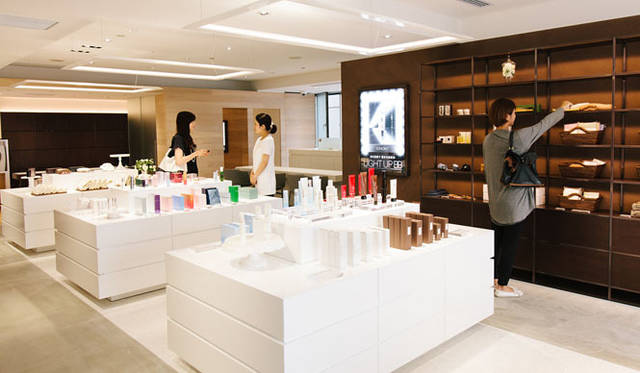 2階　SONOKO化粧品もフルラインナップ