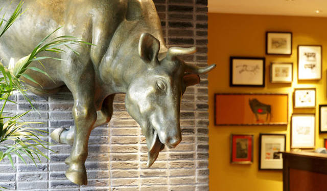 鉄板焼きレストラン「Steak house Medium Rare」牛オブジェ