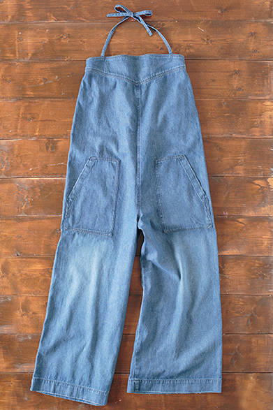 WOMENS｜ベアトップのフォルムと、太いフレアのシルエットは存在感抜群。「2WAY ワイドデニム サロペット」1万6000円（ジャーナル スタンダード）<br />※税抜価格