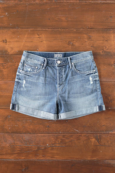 WOMENS｜ストレッチがきいたボタンフライのショートパンツ。ボタン部分は白で塗装されている。「ショートパンツ」1万9000円（マザー）<br />※税抜価格