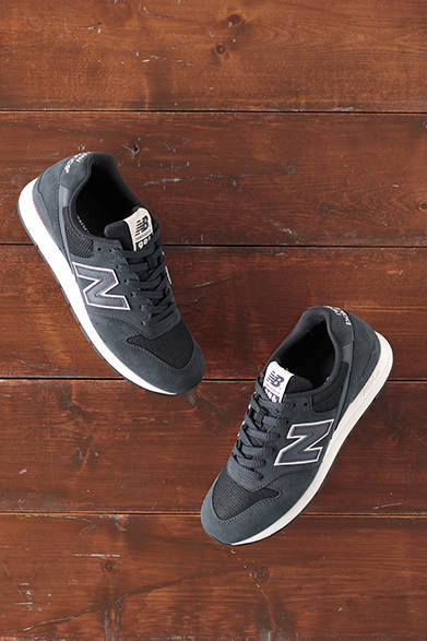 MENS ＆ WOMENS｜アッパー部分に上質なヌバック素材と、通気性に優れたメッシュ素材を使用し、「N」マークにはレザー素材を採用した別注モデル。「996」1万4800円（ニューバランス×ジャーナル スタンダード）<br />※税抜価格