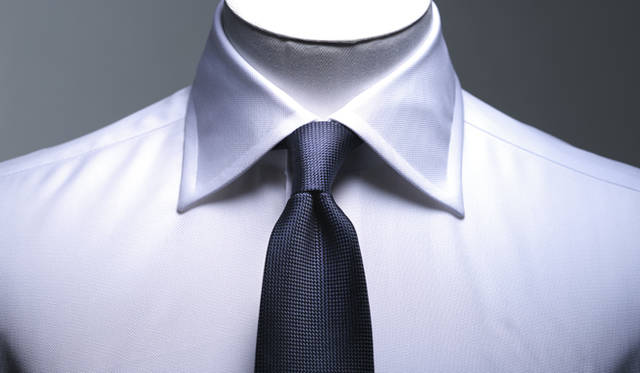 英国的なワイドスプレッドカラーにより、ほどよくリラックスした印象に。また衿のステッチはピッチを大きくすることで、無骨さをプラスしている。小ぶりのプレーンノットで、アメリカントラディショナルの要素をミックスした着こなしをお薦めする。ピンオックスフォードシャツ1万4040円、ネクタイ9720円（ともにフェアファクス）