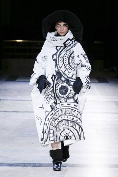 <strong>YOHJI YAMAMOTO｜ヨウジヤマモト×笹田靖人、アートプロジェクト開催</strong><br />ヨウジヤマモト 2014-15秋冬コレクション