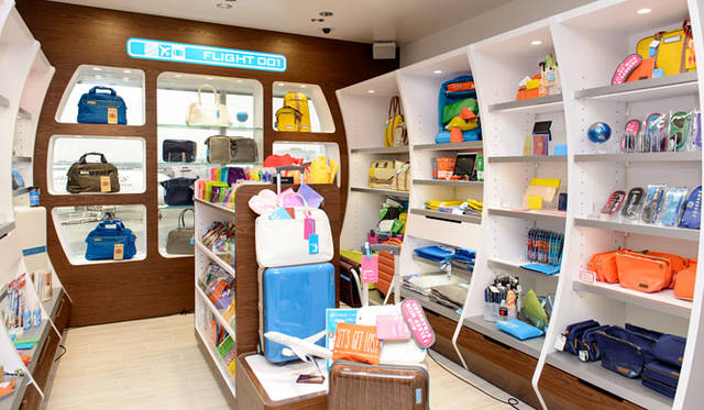 <strong>FLIGHT 001｜フライトワン</strong>　羽田空港 国内線第1旅客ターミナル2階 出発ゲートラウンジ南ウィング「イセタン羽田ストア（レディス）ターミナル1」内「FLIGHT 001 イセタン 羽田ストア（レディス）店」