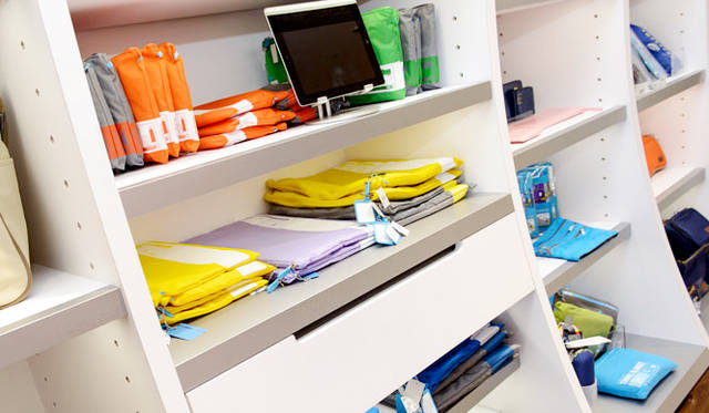 <strong>FLIGHT 001｜フライトワン</strong>　羽田空港 国内線第1旅客ターミナル2階 出発ゲートラウンジ南ウィング「イセタン羽田ストア（レディス）ターミナル1」内「FLIGHT 001 イセタン 羽田ストア（レディス）店」