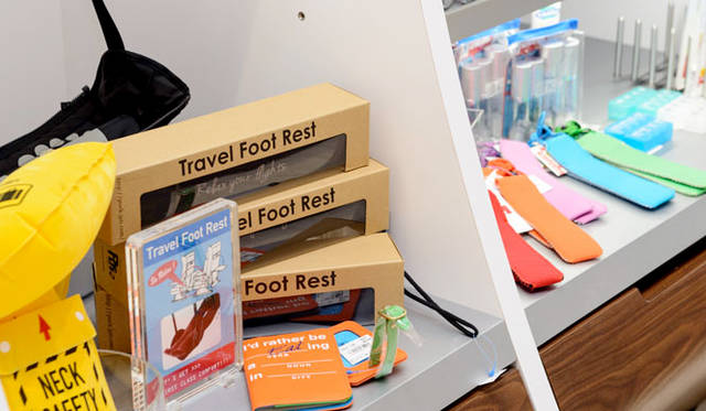 <strong>FLIGHT 001｜フライトワン</strong>　羽田空港 国内線第1旅客ターミナル2階 出発ゲートラウンジ南ウィング「イセタン羽田ストア（レディス）ターミナル1」内「FLIGHT 001 イセタン 羽田ストア（レディス）店」