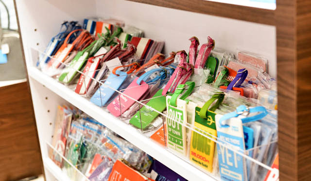 <strong>FLIGHT 001｜フライトワン</strong>　羽田空港 国内線第1旅客ターミナル2階 出発ゲートラウンジ南ウィング「イセタン羽田ストア（レディス）ターミナル1」内「FLIGHT 001 イセタン 羽田ストア（レディス）店」