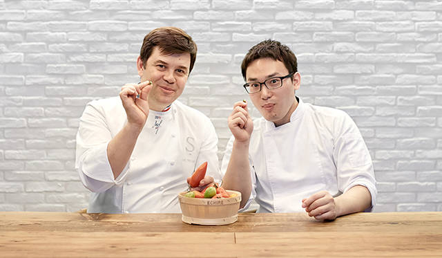 pirouette_665_01 食の複合スペース「ピルエット」が目指す、だれもが日常的に本物に触れることができる豊かな食の世界。Chapter 2では、それを料理で表現するエリック・トロション氏(左)と小林直矢シェフの声をお届けする