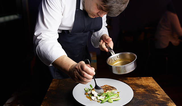 pirouette_665_22 「ピルエット」のアドバイザリーシェフを務めるのは、フランスのM.O.F.(国家最優秀職人)受賞シェフのエリック・トロション氏。メニュー作りについて「“今日届いた食材をどう生かすか”に集中したい」と語る