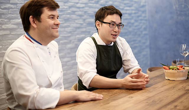 pirouette_665_09 トロション氏(左)がその才能を認めるのが、「ピルエット」の厨房を預かる小林直矢シェフだ。日本で数店のフレンチレストランを経て、フランスに渡った小林シェフ。1年の滞在を経て、帰国するころにはすっかり価値観が変わっていたという