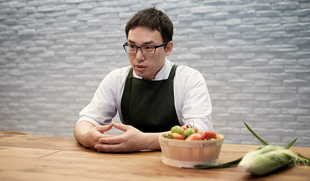 pirouette_665_03 「テクニックが生きる料理もありますが、それは自分一人で完結できるもの。食材は人との関わりによってもたらされるものです。作り手という意味で、生産者と自分に共通点を感じることもありますし、彼らの話を聞くことは非常に勉強になります」(小林氏)