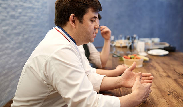 pirouette_665_04 「わたしは、採れたての食材がもつエネルギーをできるだけそのまま届けることに料理の醍醐味を感じます。作る人、料理する人、食べる人。皆が関わるそこには、食の喜びのエッセンスが詰まっています。当日届いた食材を使って、毎日新しい料理が生まれ、どんどんメニューを変えていく店。運営面で厳しい部分があるかもしれませんが、このスピリットをもって挑戦をしていきたいですね」(トロション氏)