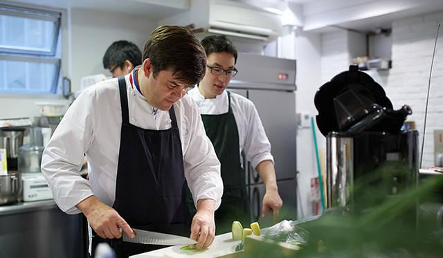 pirouette_665_15 「ピルエット」では自分たちで食材を探し、生産者を訪ね、集め、受け手のもとに届けるという流れを作り出そうとしている