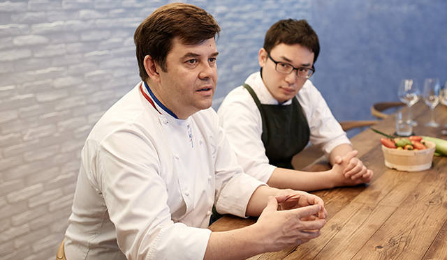 pirouette_665_06 「『須永農園』を訪ねたとき、野菜の質の高さと生産者が強い信条をもちながら自然体であることに驚きました。前面に出さずとも、当然のように有機栽培をしていることがその一例。ビストロとカフェ、そしてエピスリーを通して、どんな生産者の手で、どうやって作られた食材なのかが、きちんとお客様の目にみえるようにしたいと考えています」(トロション氏)