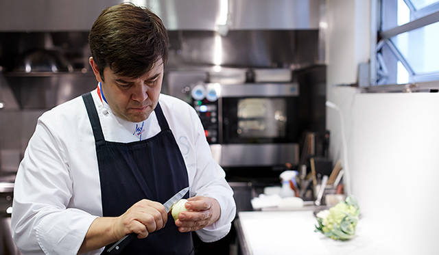 pirouette_665_10 厨房で試作中のトロション氏