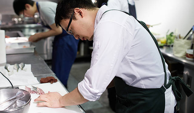 pirouette_665_11 厨房で試作中の小林氏