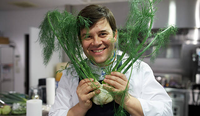 pirouette_665_13 「須永農園」の野菜を手に笑顔を見せるトロション氏