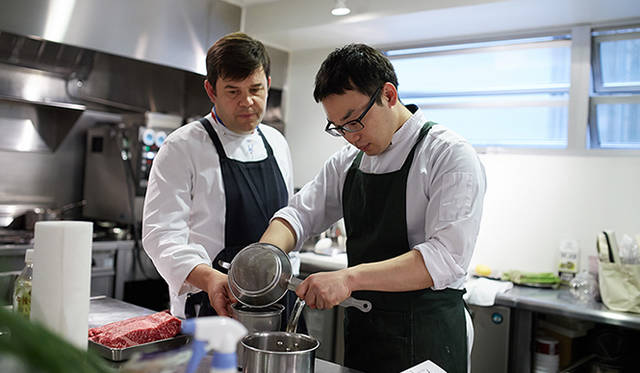 pirouette_665_14 厨房で試作中のトロション氏(左)と小林氏