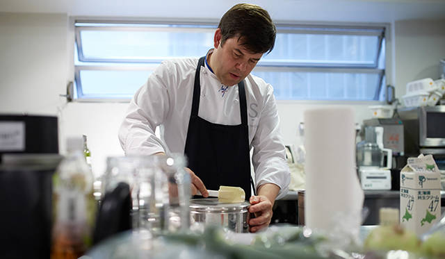 pirouette_665_16 「若い料理人にとっては、さまざまなアクションを起こして革新をしていくことが大切。技術も重要ですが、それをベースに常に新しい挑戦や発見をしてほしいですね」(トロション氏)