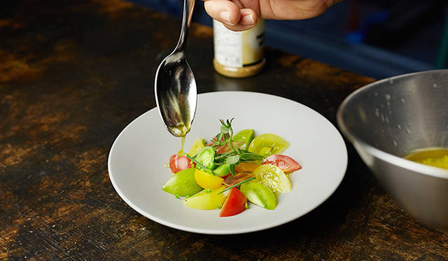 pirouette_665_23 現時点では、冷前菜、温前菜、メイン、コーヒーと小菓子からなるプリフィックスコースを予定している。価格は5000円(消費税別)。デザートやチーズは別料金で。“気軽に”というコンセプトのもと、上質で新鮮な食材を可能な限りリーズナブルに提供する