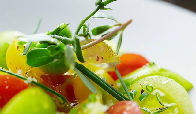 pirouette_665_28 試作メニュー。採れたてのトマトを使用した「須永農園情熱トマトのセビーチェ」。南米の料理、セビーチェをベースにした一皿。通常、レモンを使うところをレモンのジュレに変えていたり、バスク風唐辛子を使っていたりと、トロション氏ならではのアレンジを加えている