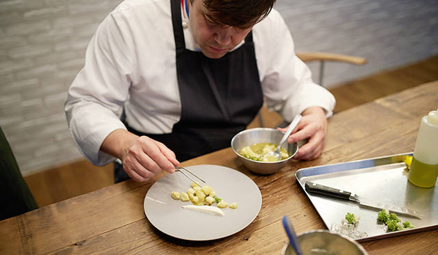 pirouette_665_24 試作メニュー「須永農園渾身のカリフラワー 香り高いグレックとピュレ」の盛り付けをするトロション氏