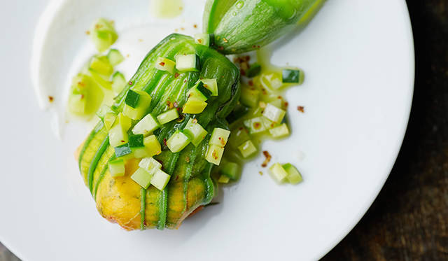 pirouette_665_30 試作メニュー。新鮮な花付きズッキーニを使った「須永農園恵みのフルールドクルジェット(花付きズッキーニ)とリコッタ」。ズッキーニのなかにラタトゥイユを詰め、リコッタをソースのようにデコレーションしている