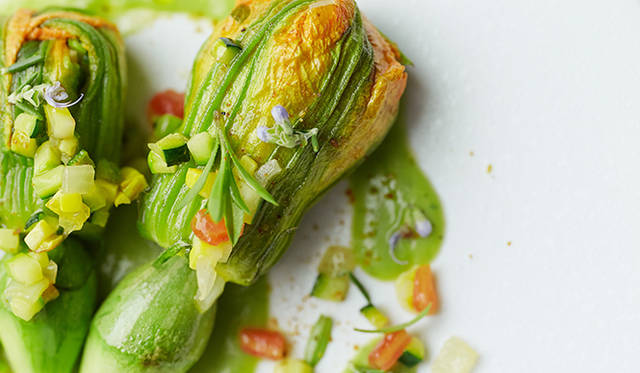 pirouette_665_31 トロション氏が「ピルエット」を想定してつくったメニュー「須永農園恵みのフルールドクルジェット その庭で取れたハーブ」