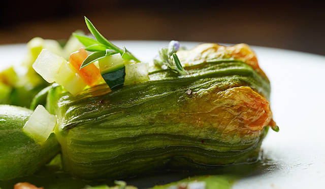 pirouette_665_32 「須永農園恵みのフルールドクルジェット その庭で取れたハーブ」。ズッキーニのなかに、ラタトゥイユとリコッタを混ぜたものを詰めている。ズッキーニのピュレ、サリエットなどを添えている