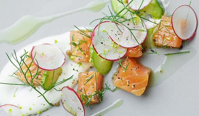 pirouette_665_33 試作メニュー。フランス料理の定番、サーモンのマリネを再現した「タスマニア産サーモンのマリネ 須永農園朝積みハーブ(アネット)」。良質な岩塩と、朝積みハーブでマリネしたシンプルな一皿だが、通常薄くスライスするところを、キューブ状にカットして見た目に変化をつけている