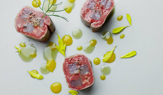 pirouette_665_35 試作メニュー。岩手産の短角牛と長崎産のスズキを組み合わせた「岩手短角牛、五島列島スズキのルーロー 薫製卵黄とのマリアージュ」。フランスの海、山が混在している地方では、鶏肉にエビ、豚にアサリ、牛にカキなど、山と海の物を組み合わせることが昔から多いという。今回はタルタルをヒントに、薫製にした卵黄を組み合わせることで、グッと複雑味が増している